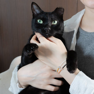 ハンドメイド 猫の編み込みブレスレット - 黒
