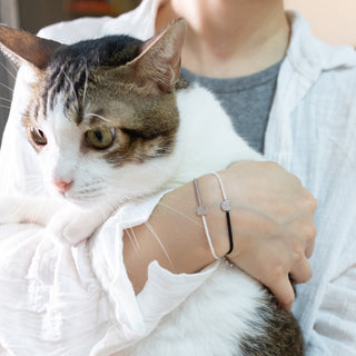 ハンドメイド 猫の編み込みブレスレット - 黒白
