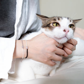 ハンドメイド 猫の編み込みブレスレット - 黒白